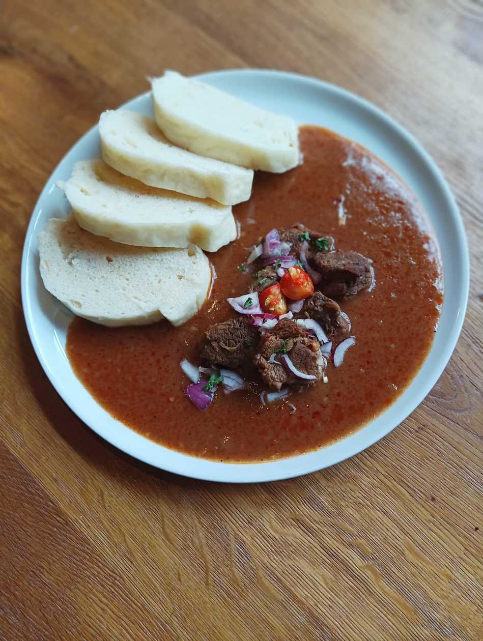 150g Hovězí guláš, houskový knedlík 1a,3,7,9
