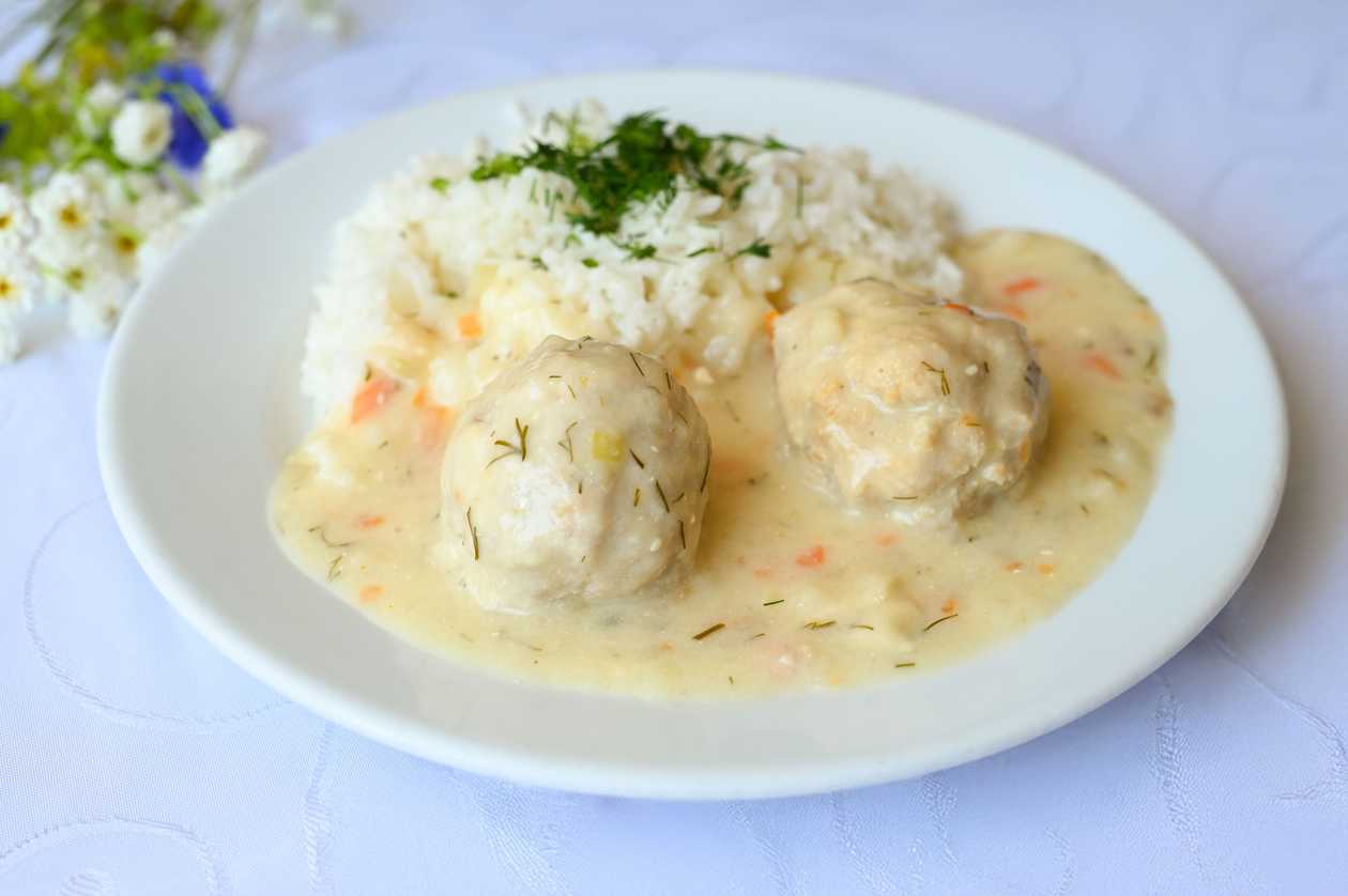 Poultry Meatballs + Vegetable Sauce + Rice + Carrots and Peas