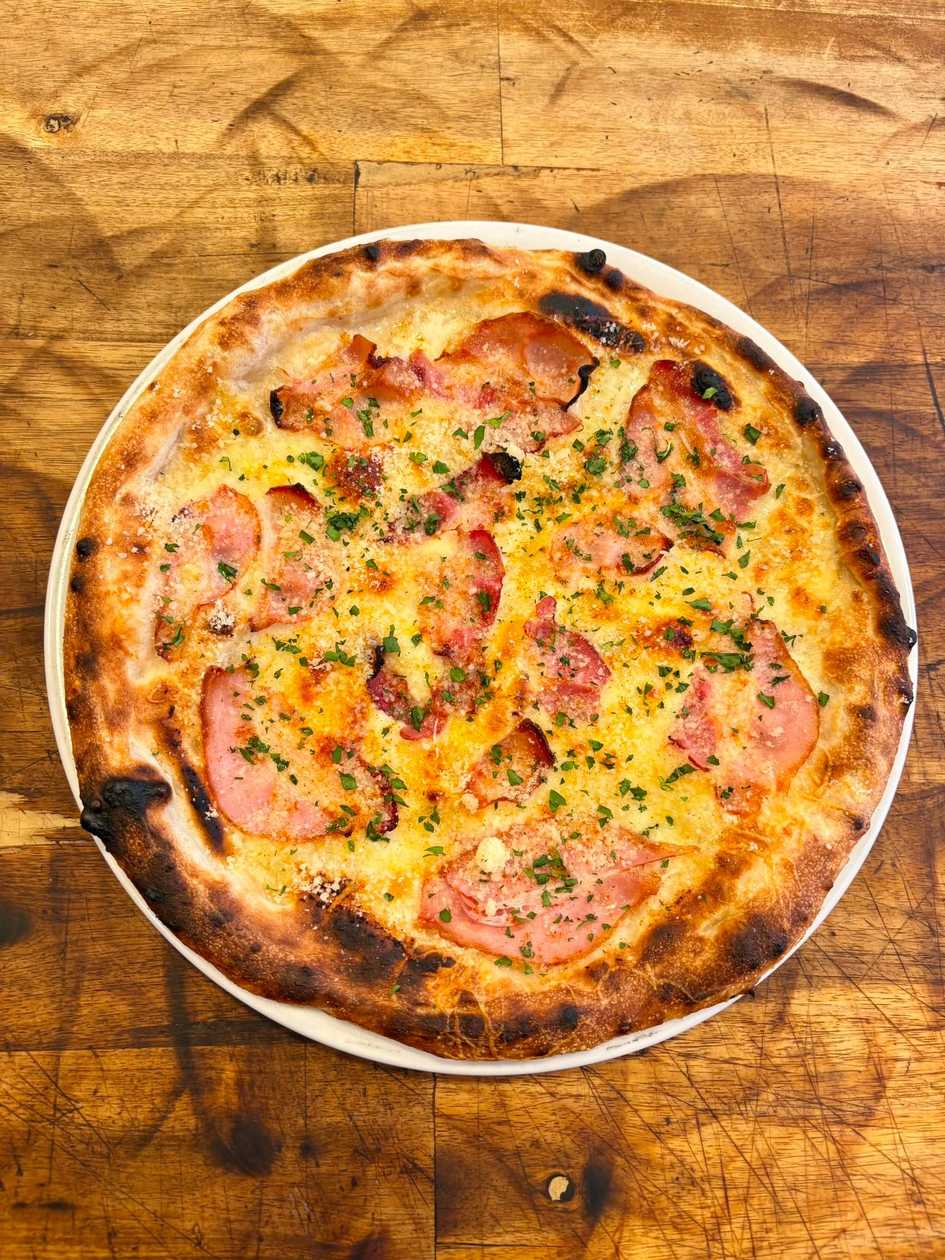 Pizza aglio olio con guanciale