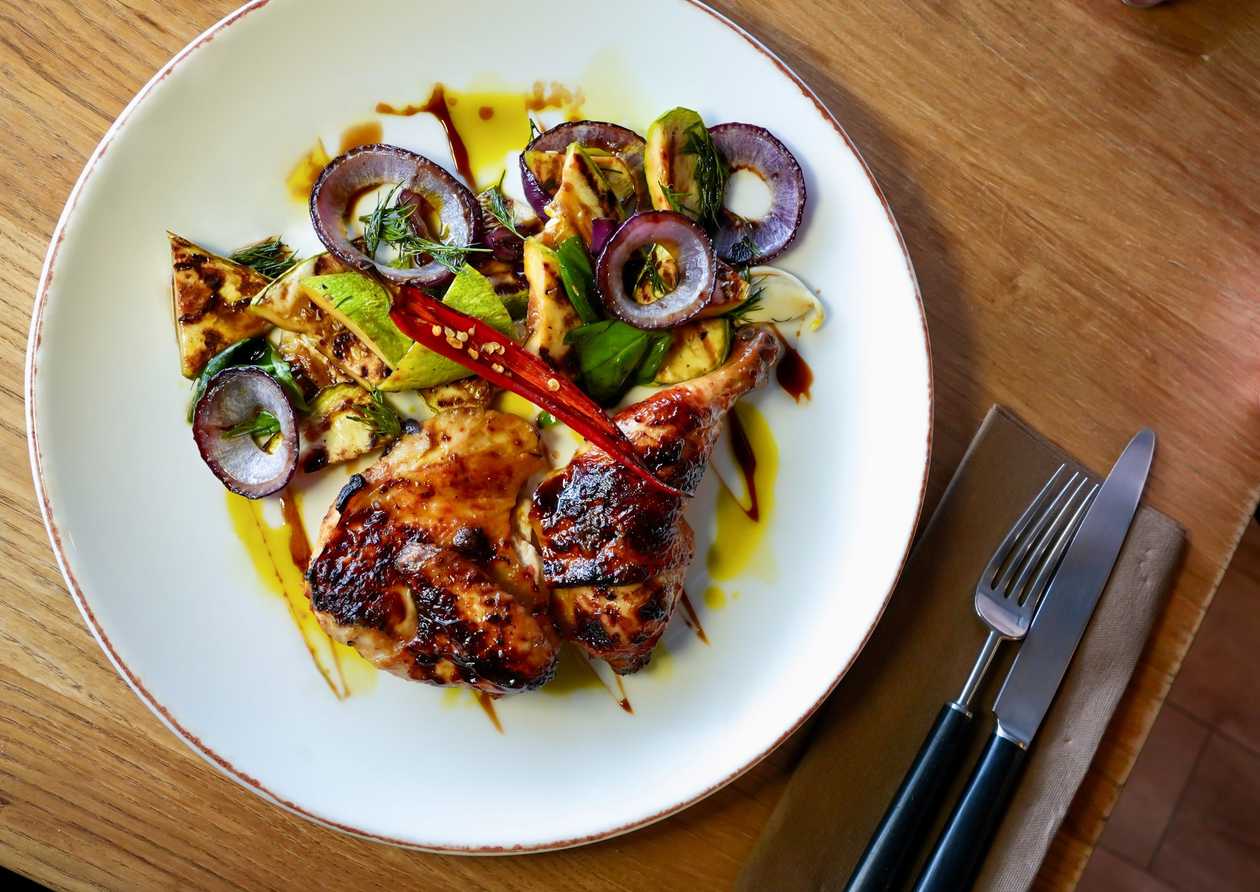 “Diavola” chicken with zucchini and grilled onions