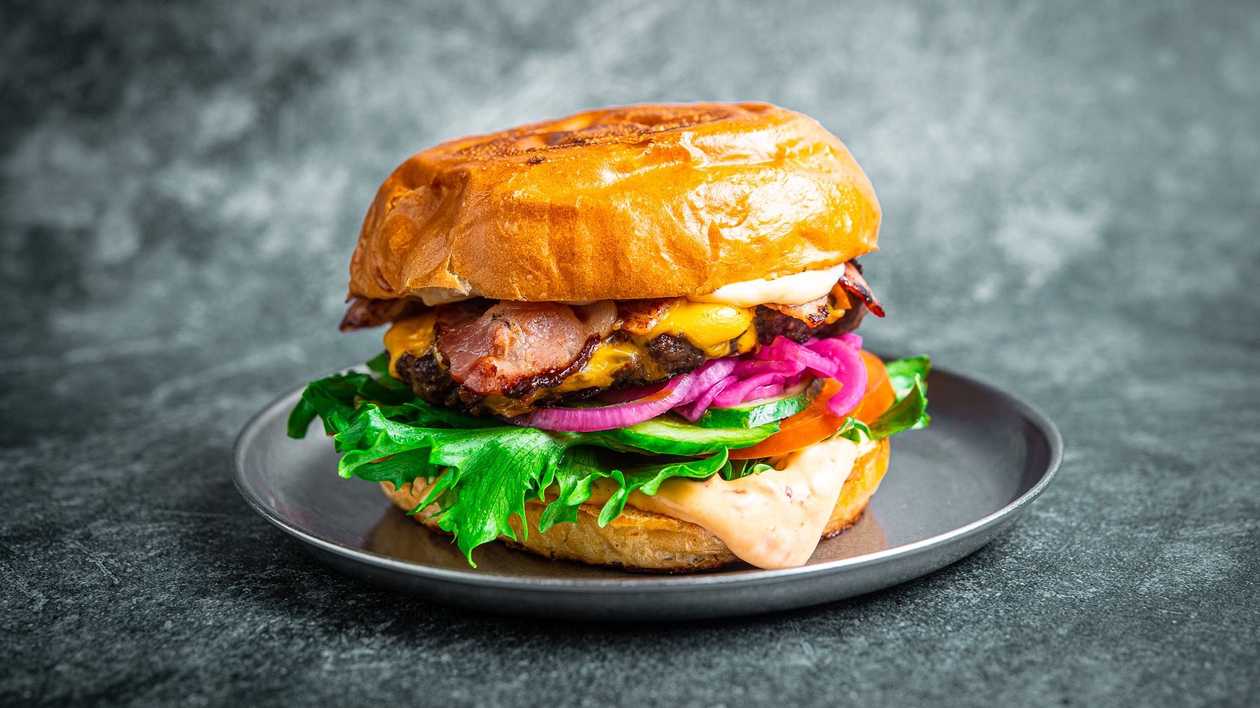 Veiseliha-peekoni burger trühvlimajoga (Burger Kitchen)