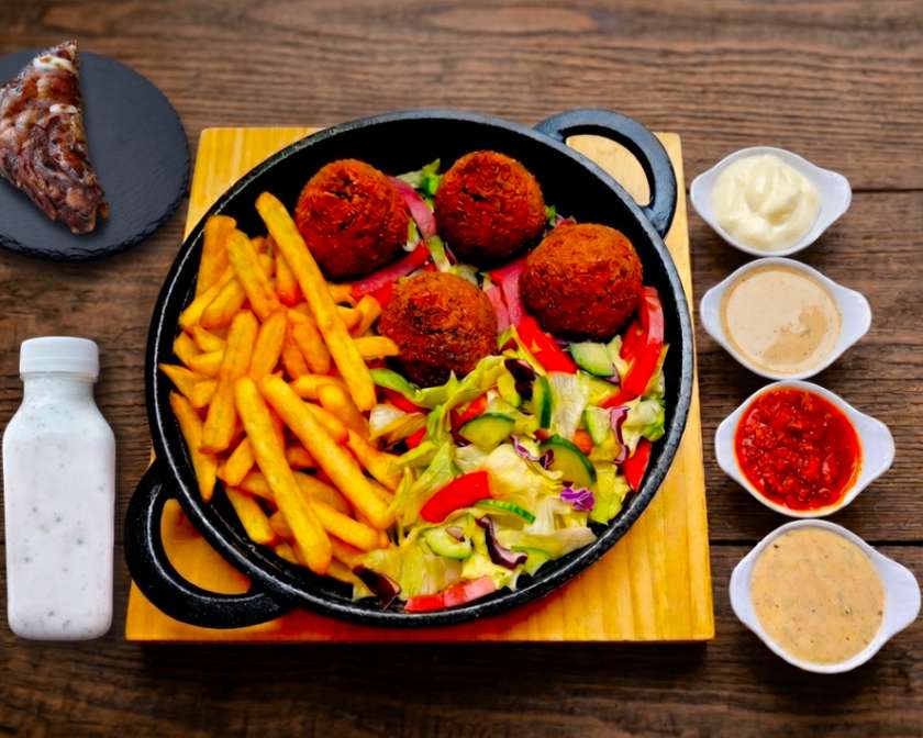 FALAFEL [DANIE, BAKLAWA CZEKOLADOWA, AYRAN]