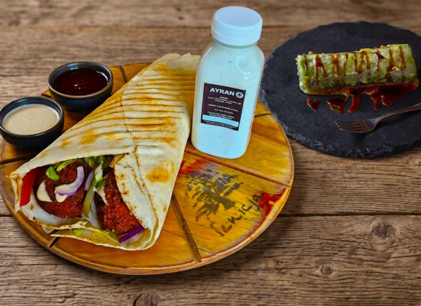 PITA FALAFEL [MEGA, BAKLAWA PISTACJOWA, AYRAN]