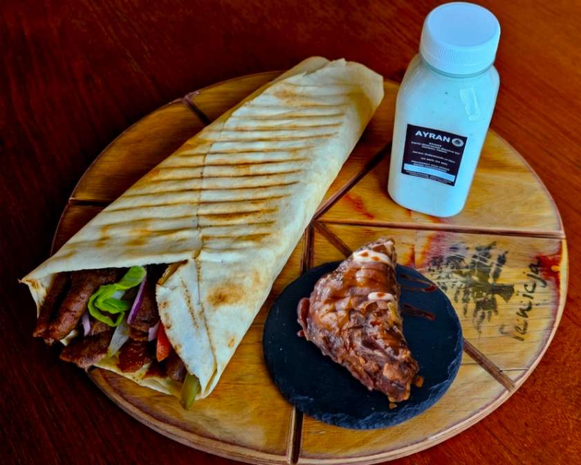 Pita kebab wołowy [mega, baklawa czekoladowa, ayran]