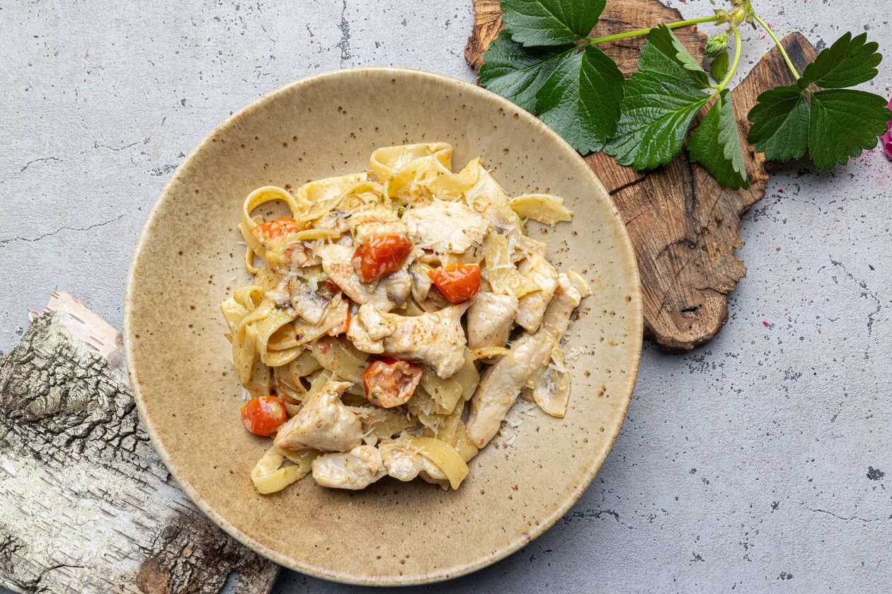 Fettuccine pasta kanafileega koorekastmes