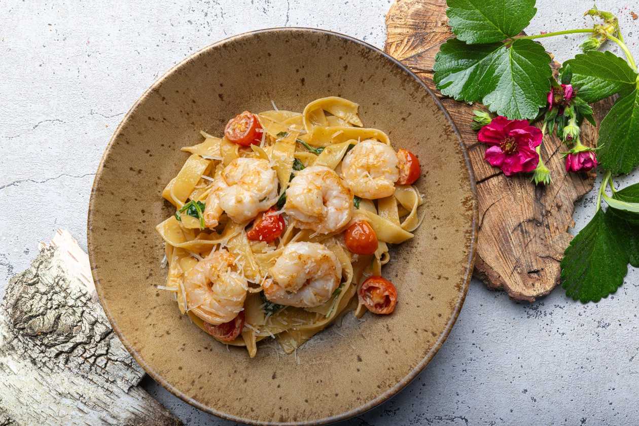 Fettuccine pasta tiigerkrevettidega tomati-koorekastmes