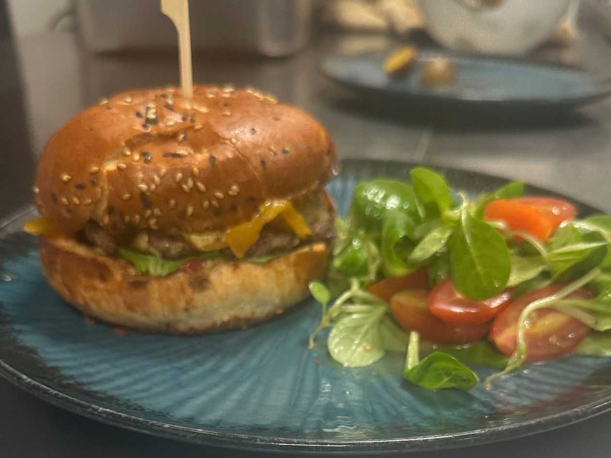 Smash burger, zeleninový salát