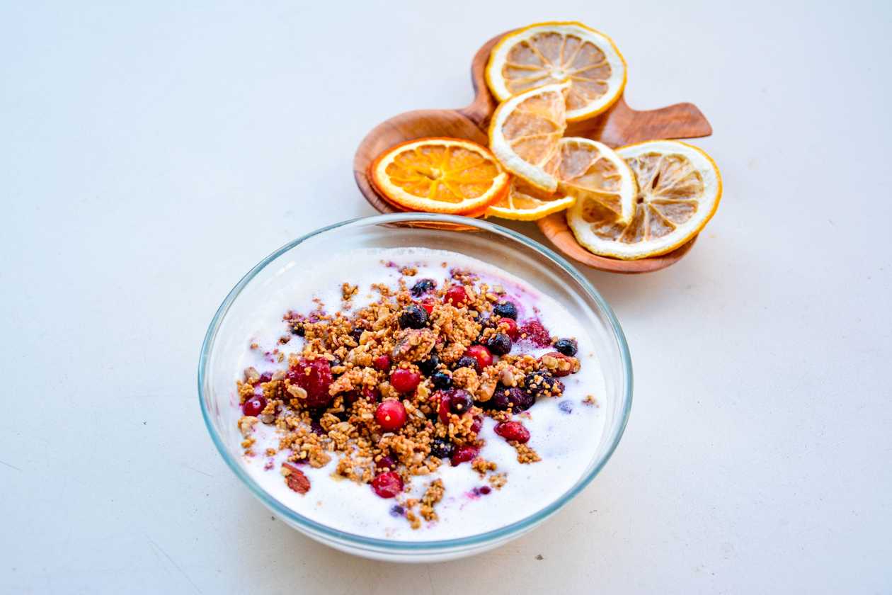 Iaurt din caju cu granola si fructe de padure - 220g