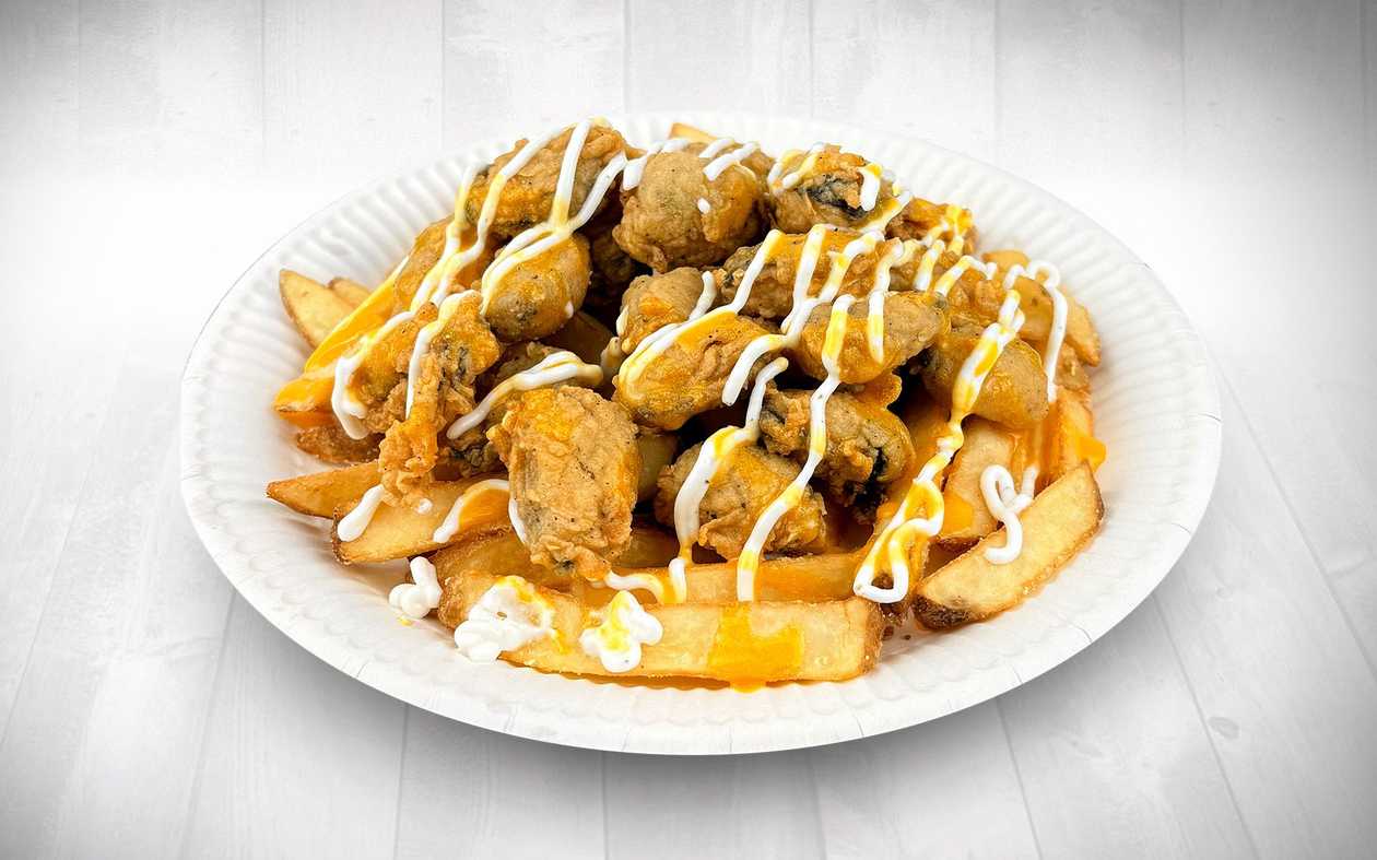 Mussels, fries covered with garlic and cheddar sauce