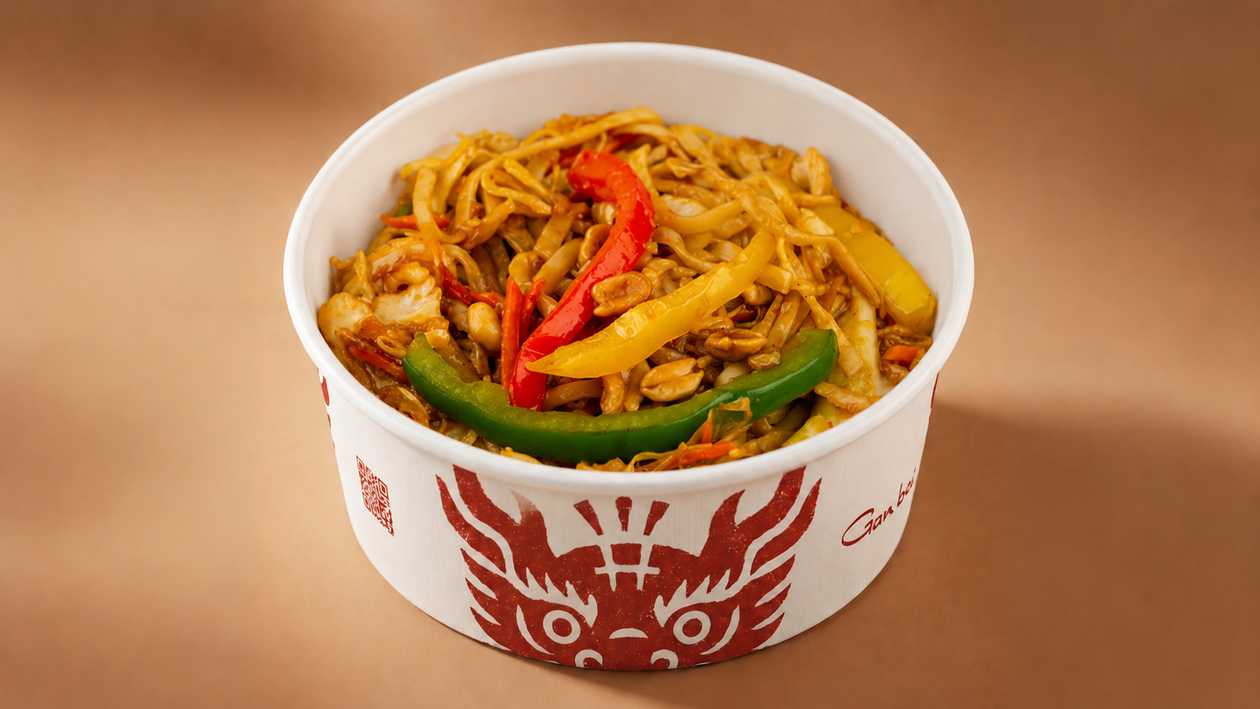 XL Double Nūdeles Udon ar vistu, dārzeņiem un zemesriekstiem Pad Thai mērcē