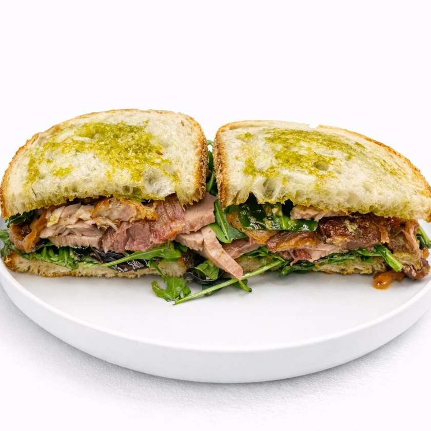 Sendvis Porchetta cu pesto