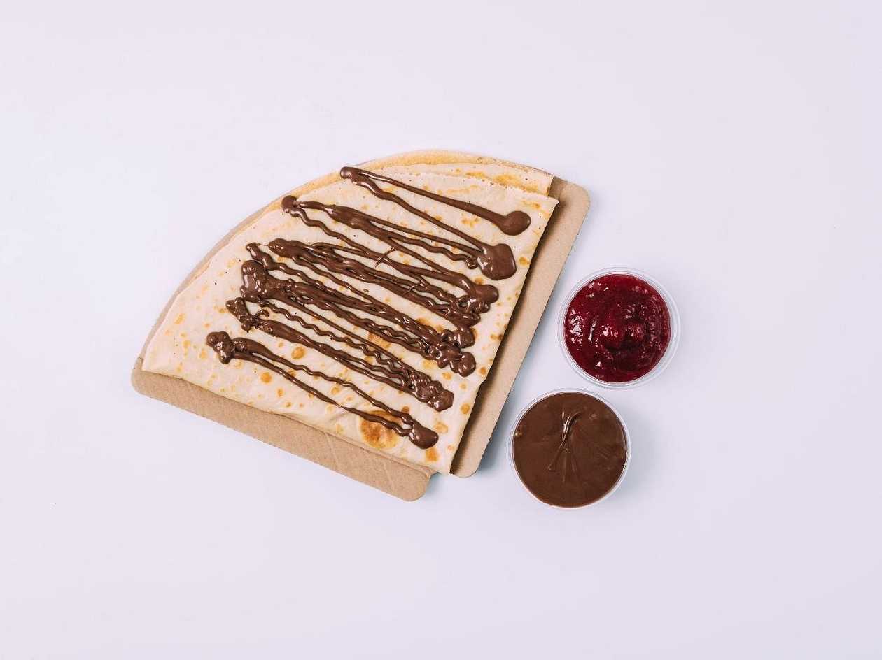 Palačinka s nutellou a jahodovou marmeládou