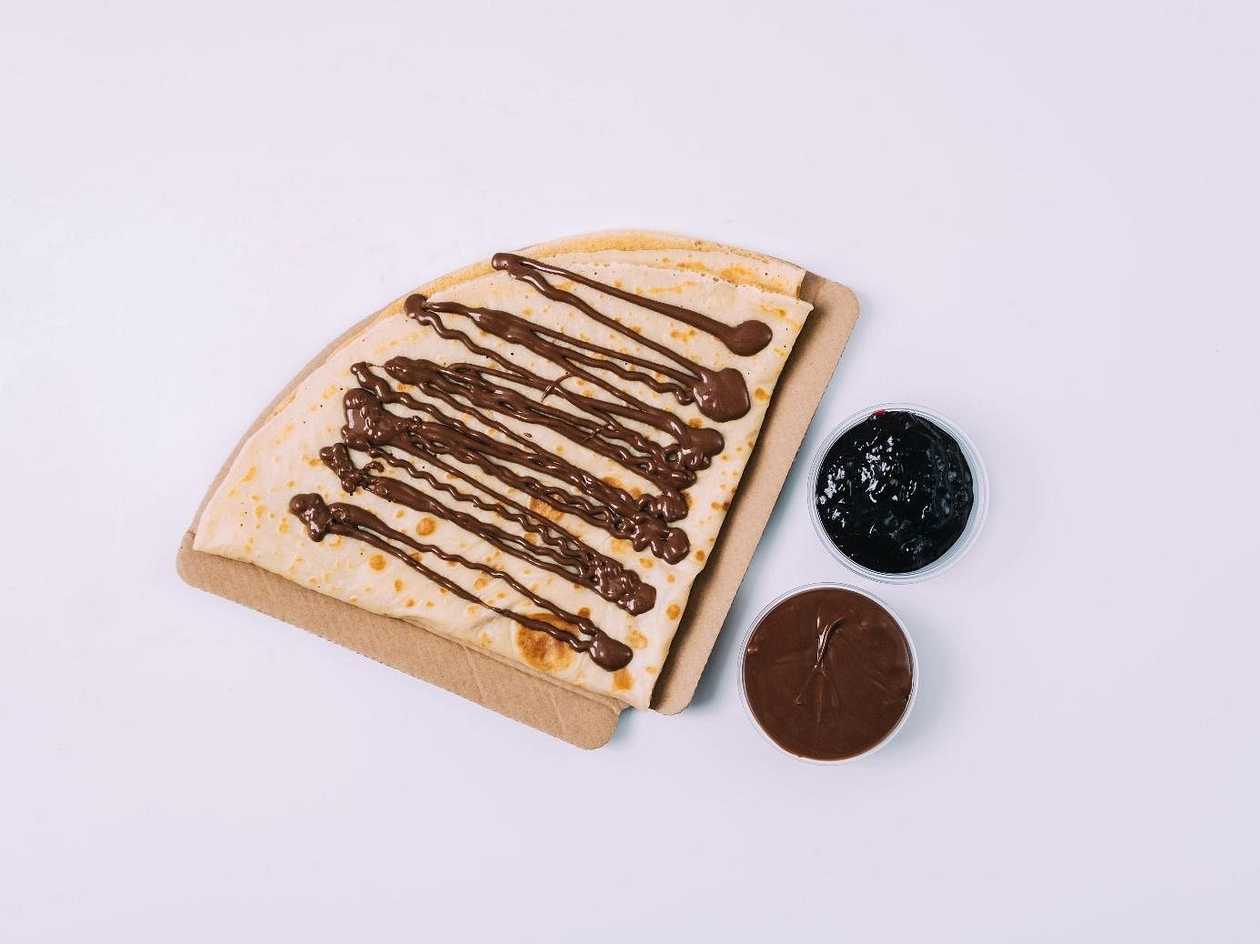 Palačinka s nutellou a borůvkovou marmeládou