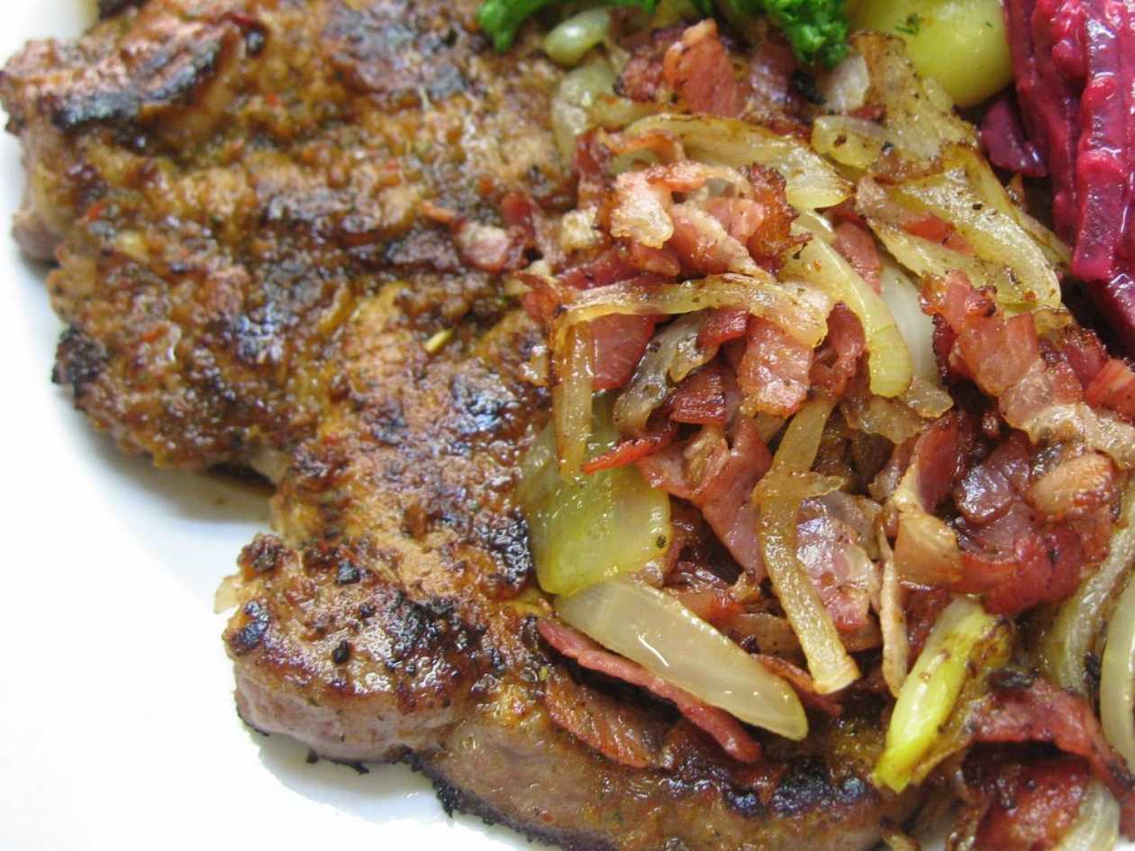 300g Vepřová krkovice s cibulí a slaninou