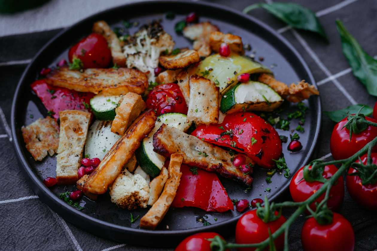 Grilled cheese salad with vegetables and spicy croutons