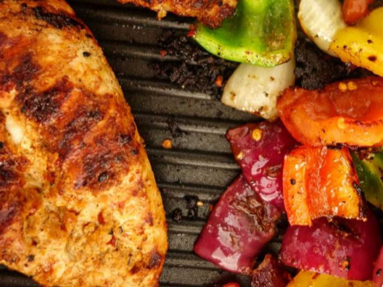 200g Kuřecí steak s pečenou zeleninou