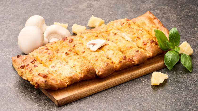 Cheesy bread with Chicken, Mushrooms and Truffle Sauce