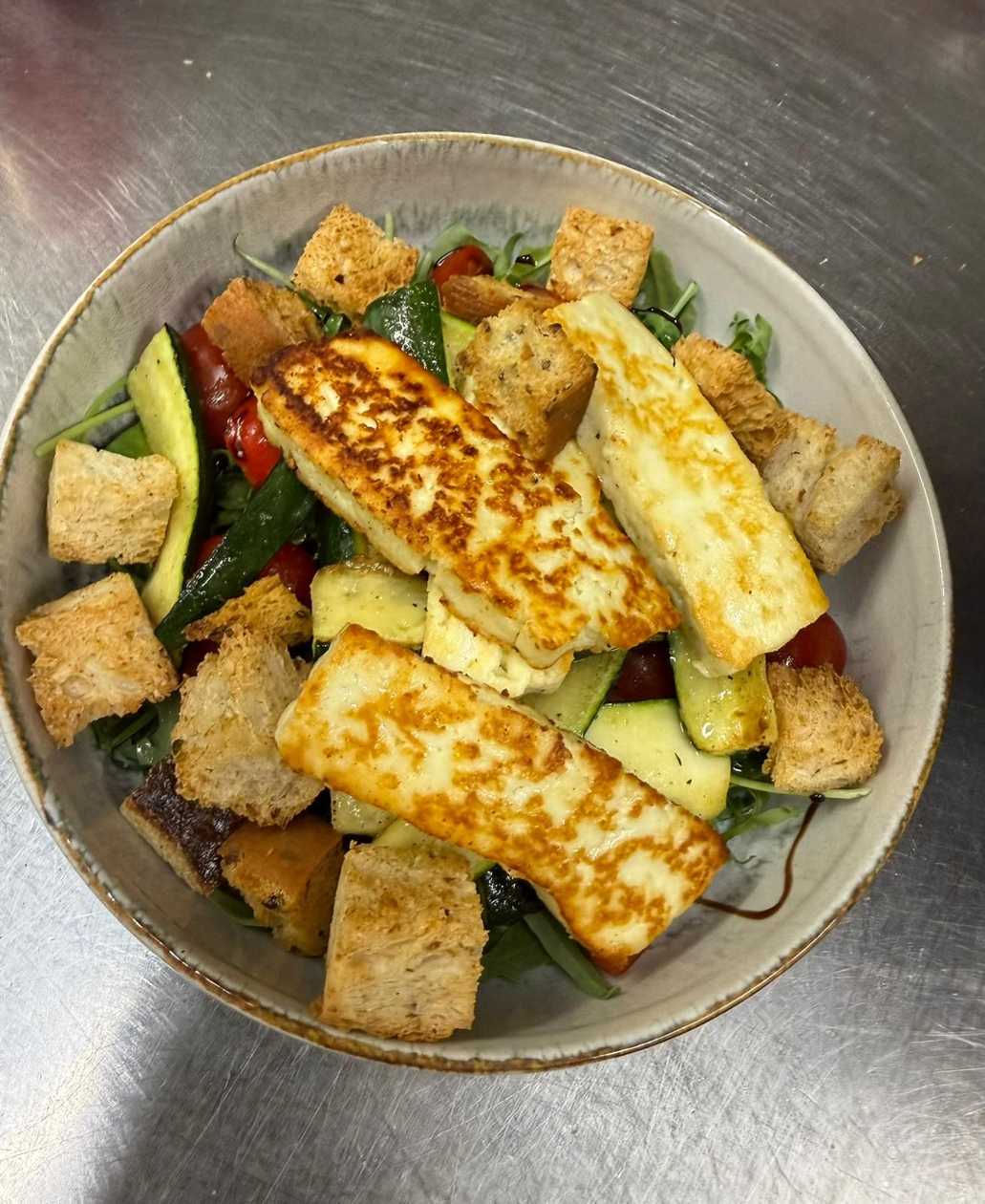 Halloumi salad