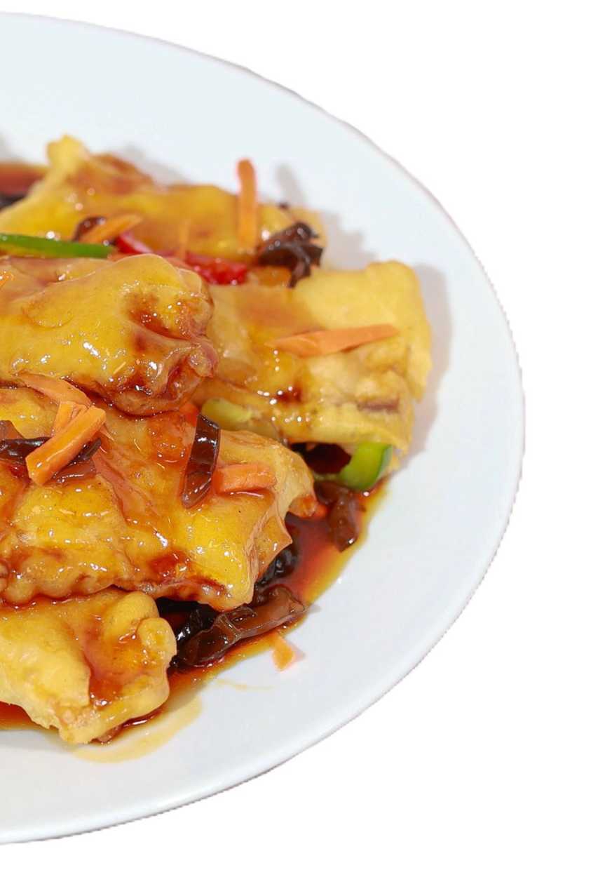 Fish fillet with black mushrooms, carrots and pepper with sweet-sour sauce