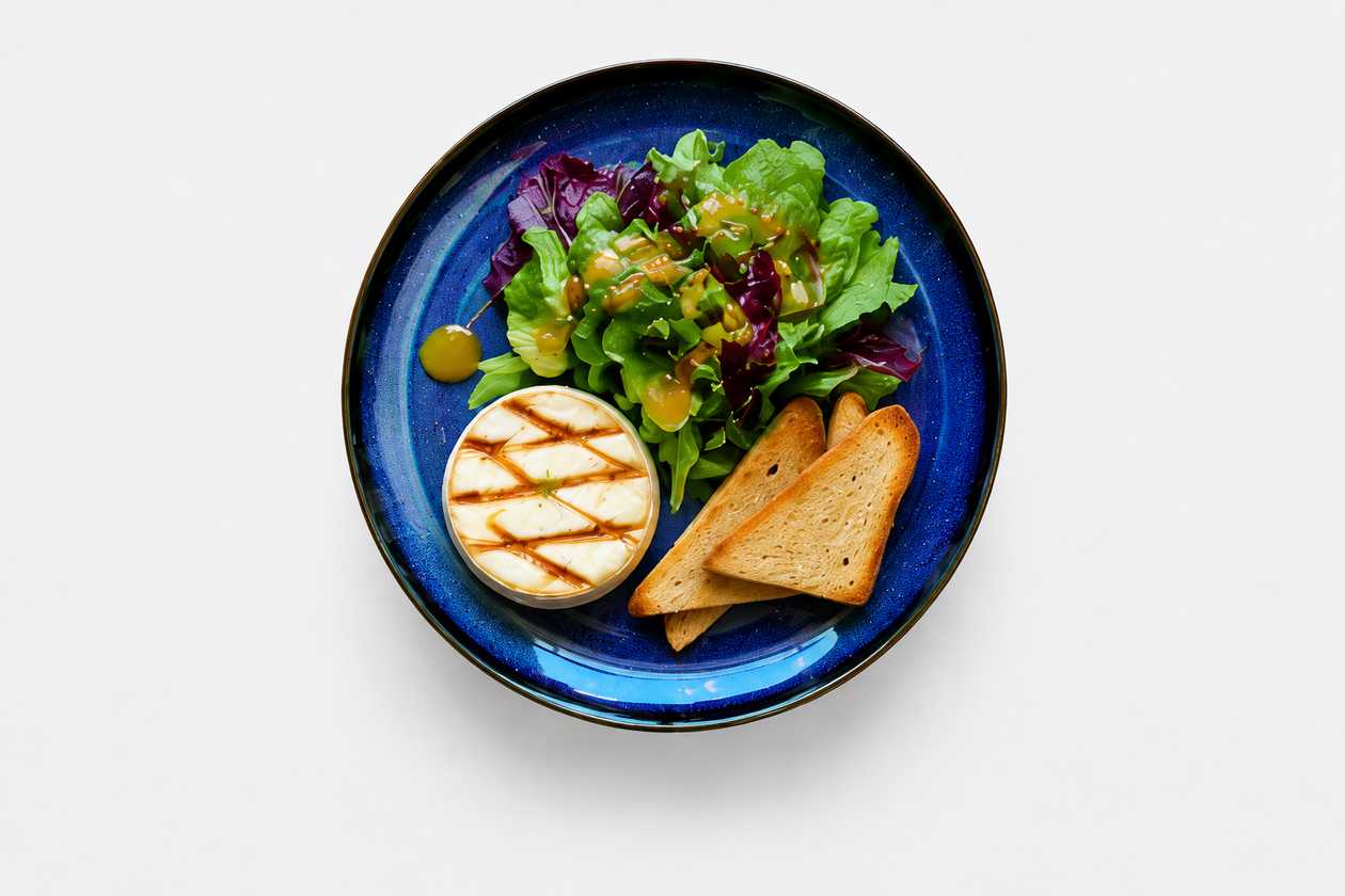 120 g Grilovaný hermelín, listový šalát, toast, medovo-horčicový dressing (1,7,1)+ polievka (v cene)