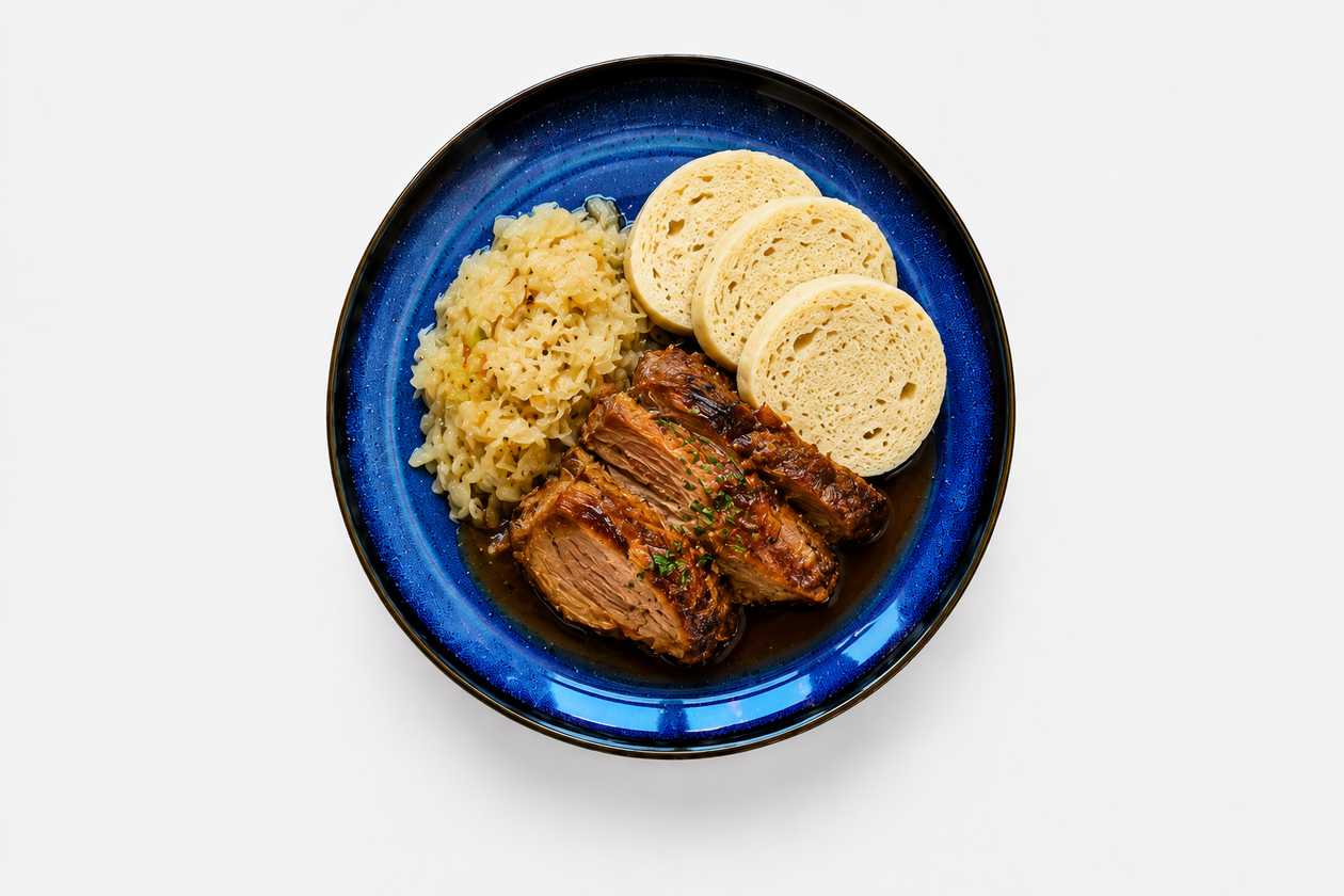 130 g Pomaly pečené bravčové mäso, kapusta, knedľa (1,3) + polievka (v cene)