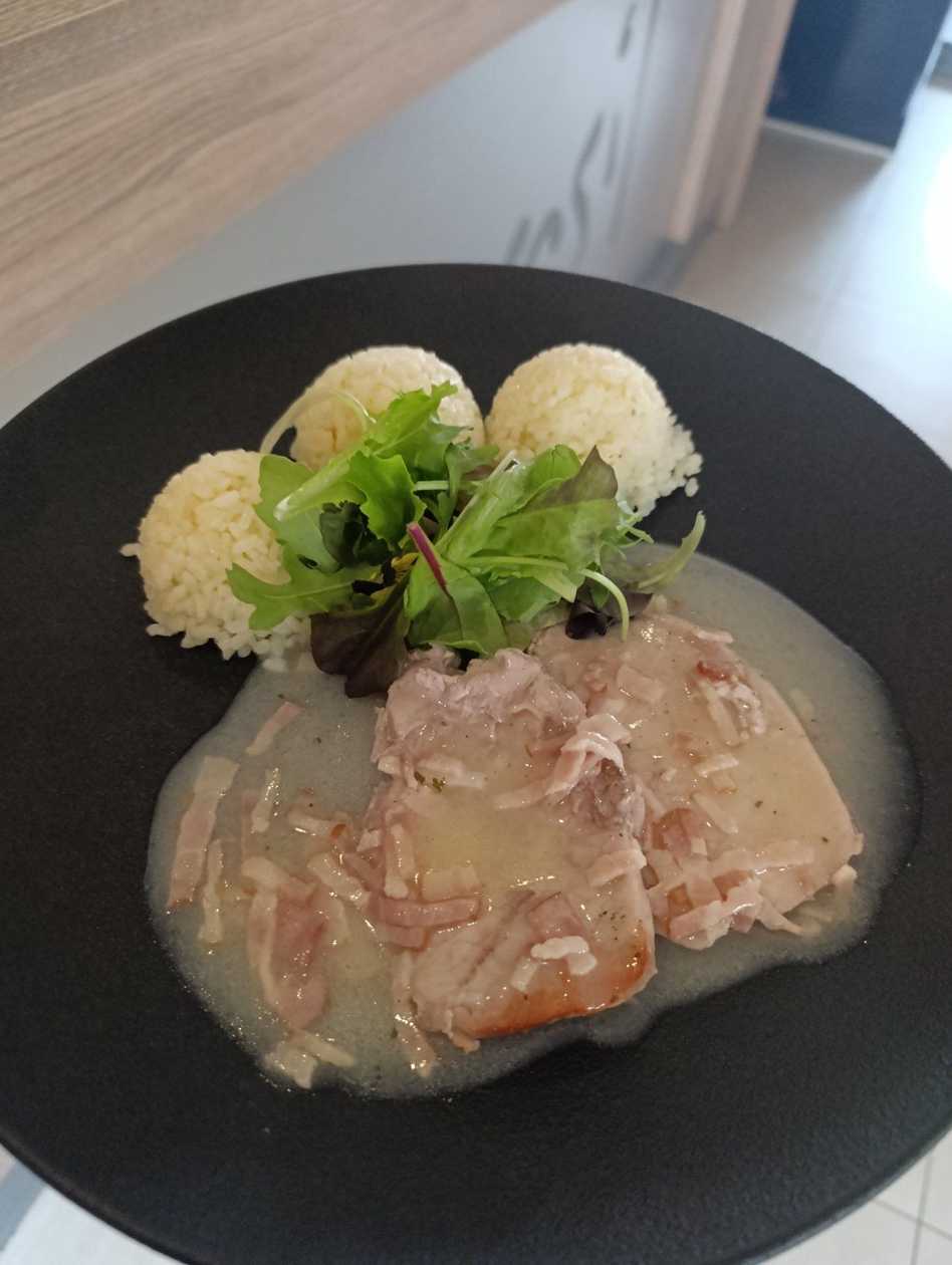 Pork loin in bacon sauce, steamed rice (150/200g) A/1