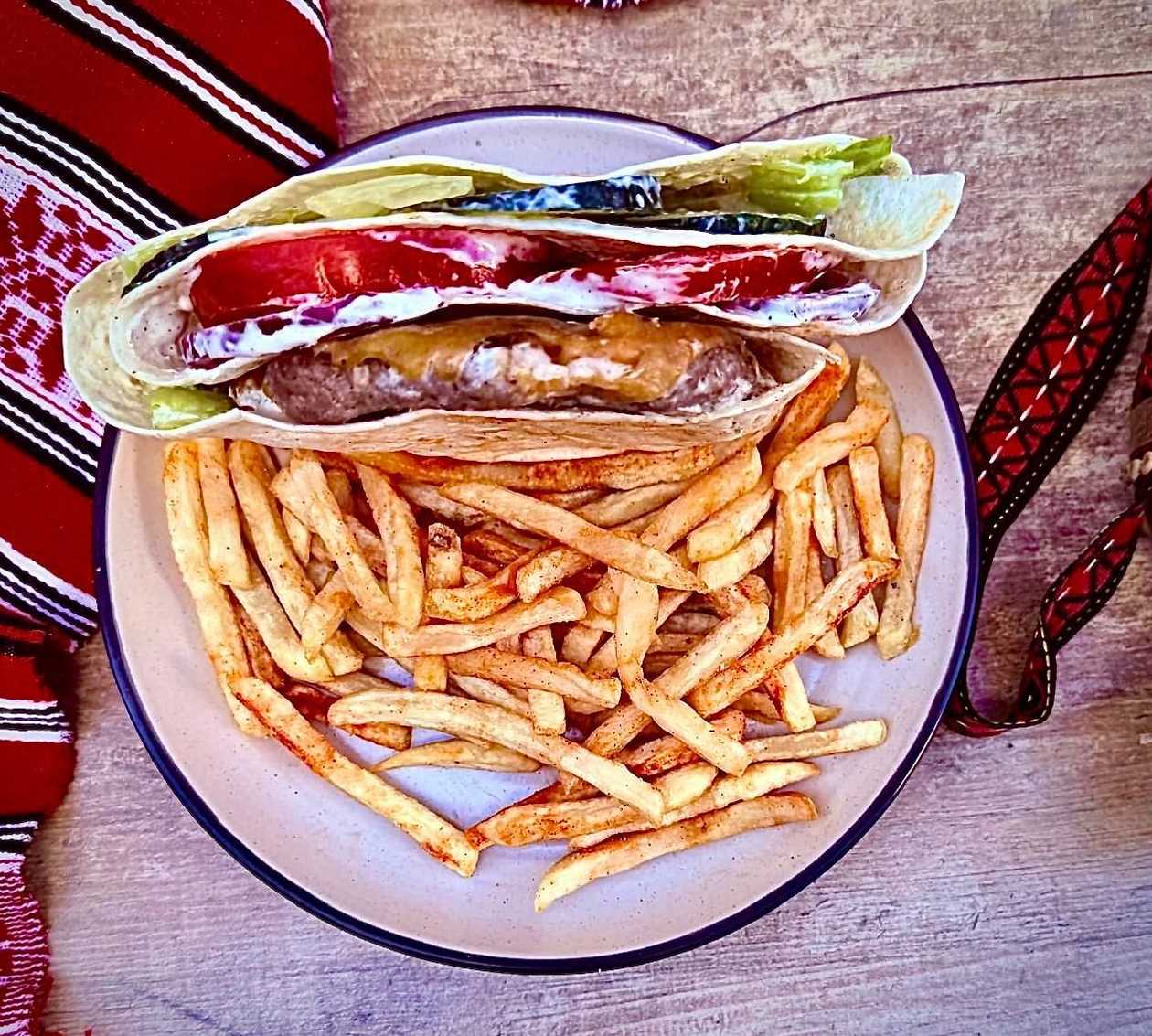 Belgrad Pita cu Plescaviță și Cheddar si cartofi prajiti