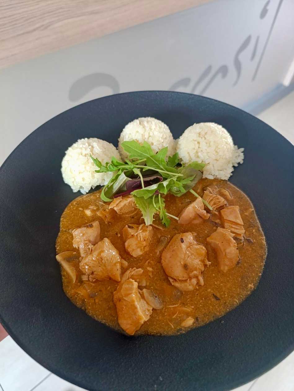 Chicken pieces in mushroom sauce with steamed rice (150g/200g) A/ 1,7