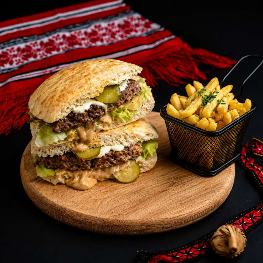 Plescavița cu Miez de Cașcaval Afumat + Cartofi Prăjiți