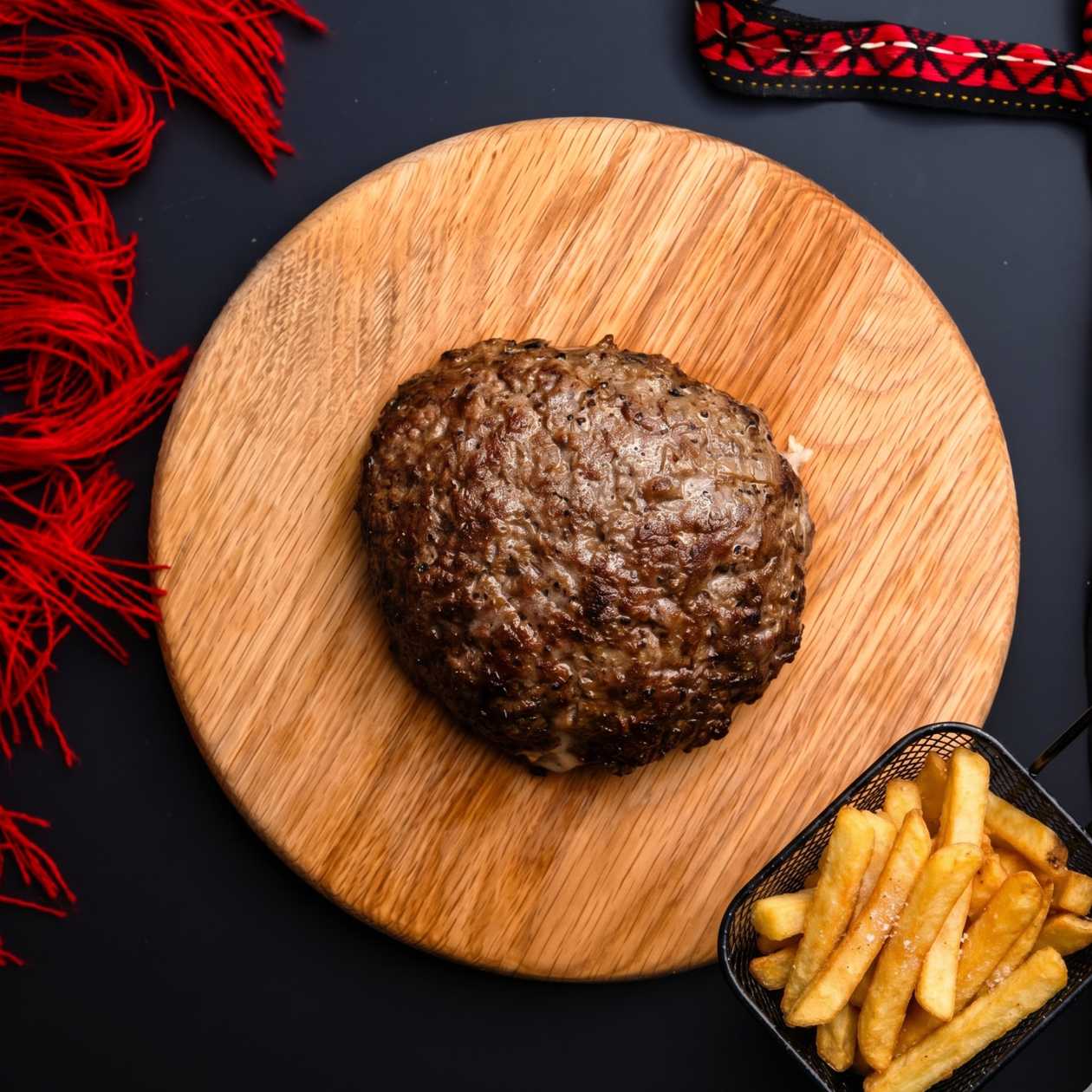 Plescavița cu Miez de Cașcaval Afumat cu cartofi prajiti
