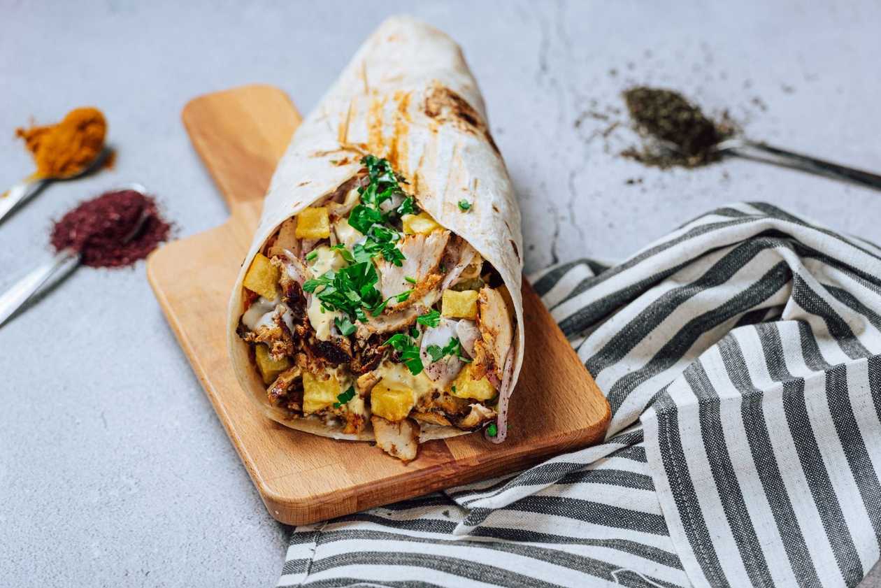 Kebab de Pui cu Sos de Vinete la Lipie