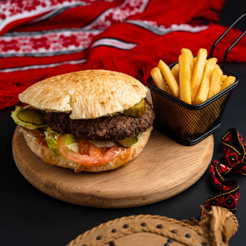 Plescavita Burger Vita/Berbecut + Cartofi Prăjiți
