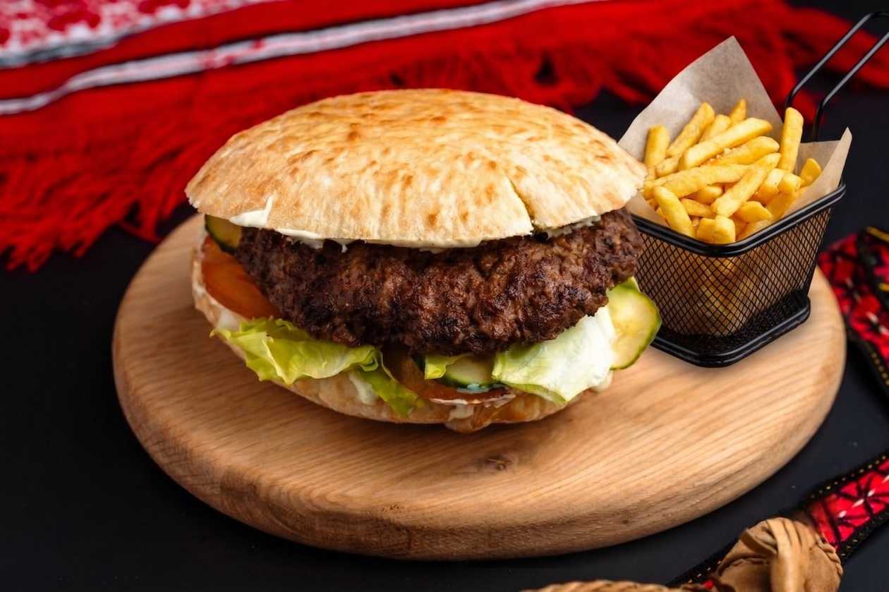 Plescavița Burger Clasic + Cartofi Prăjiți
