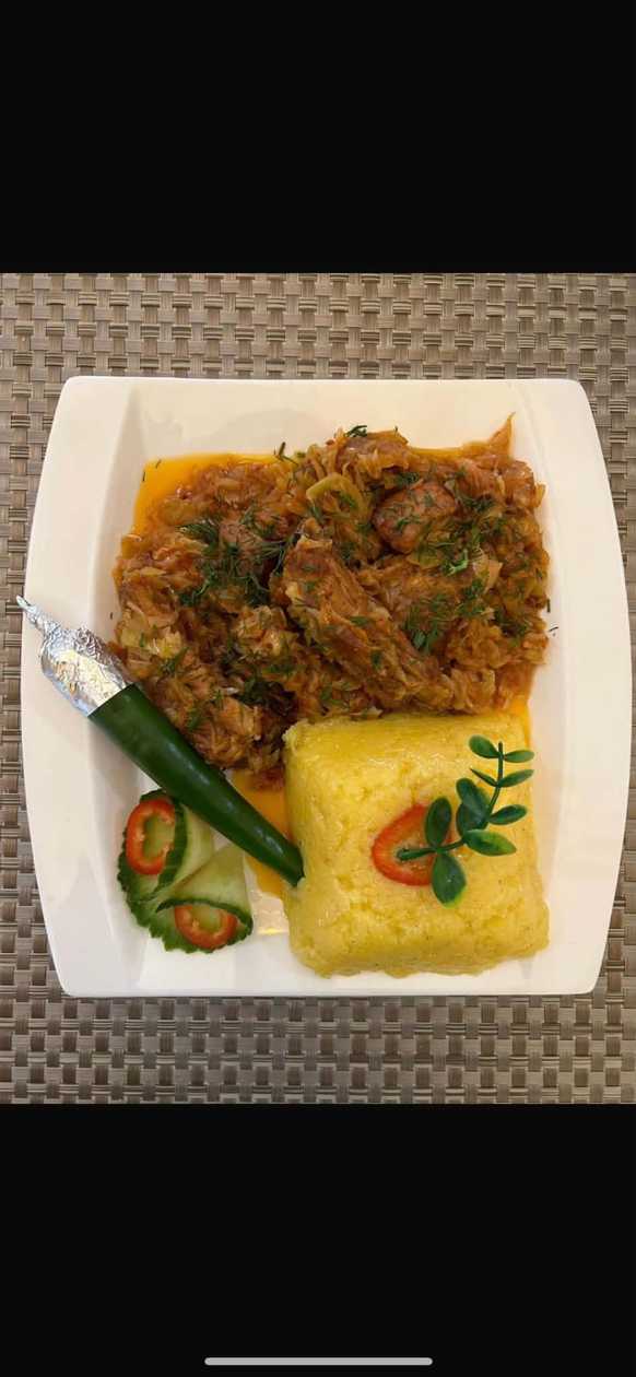 Varză călită la cuptor cu carne de porc și mămăliguță