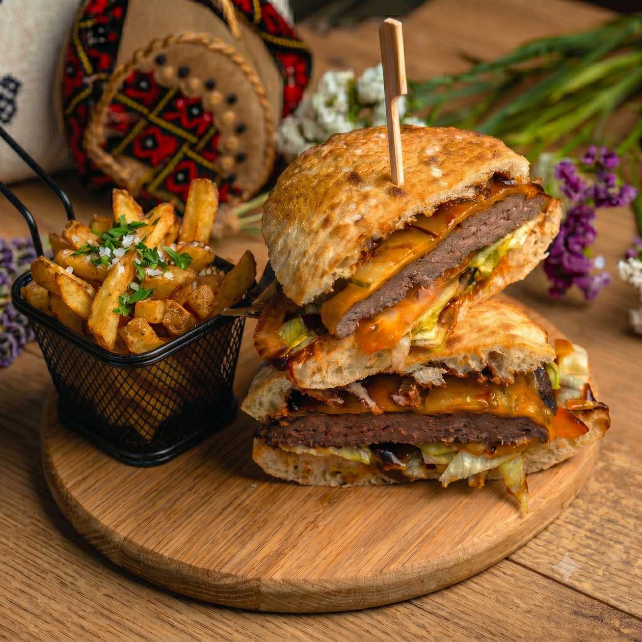 Plescavița Cheddar Topit + Cartofi Prăjiți