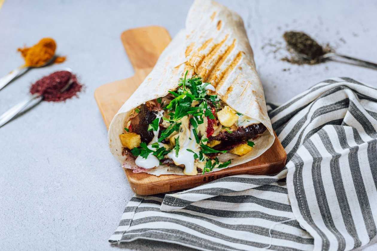 Kebab de Vita cu Berbecuț cu Sos de Vinete si Rodie la Lipie