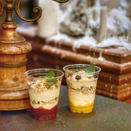 Yogurt Parfait cu musli si mango - produs de post