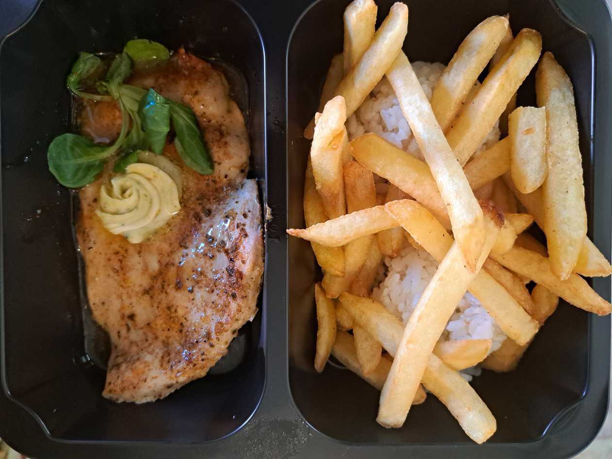 Kurací steak s bylinkovým maslom, ryža/hranolky