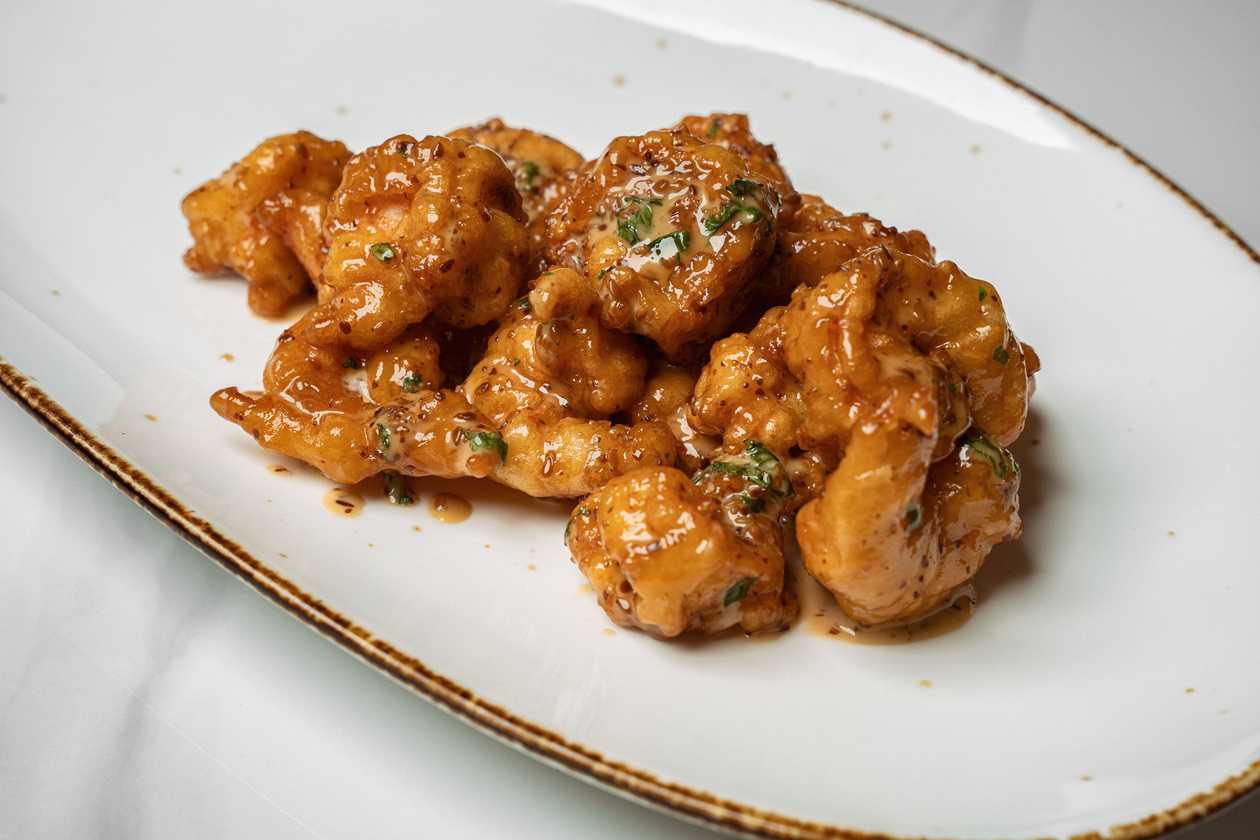 Bolinhas de camarão c/molho de salada e mostrada