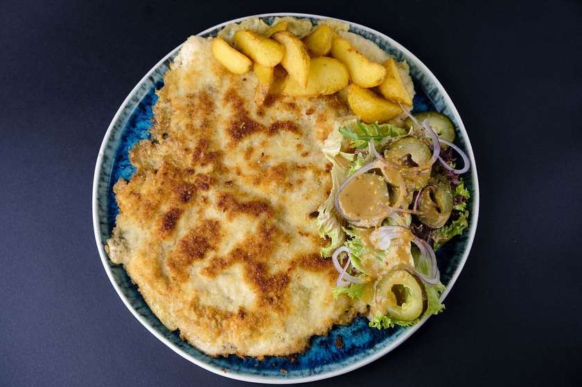 Шніцель курячий з салатом