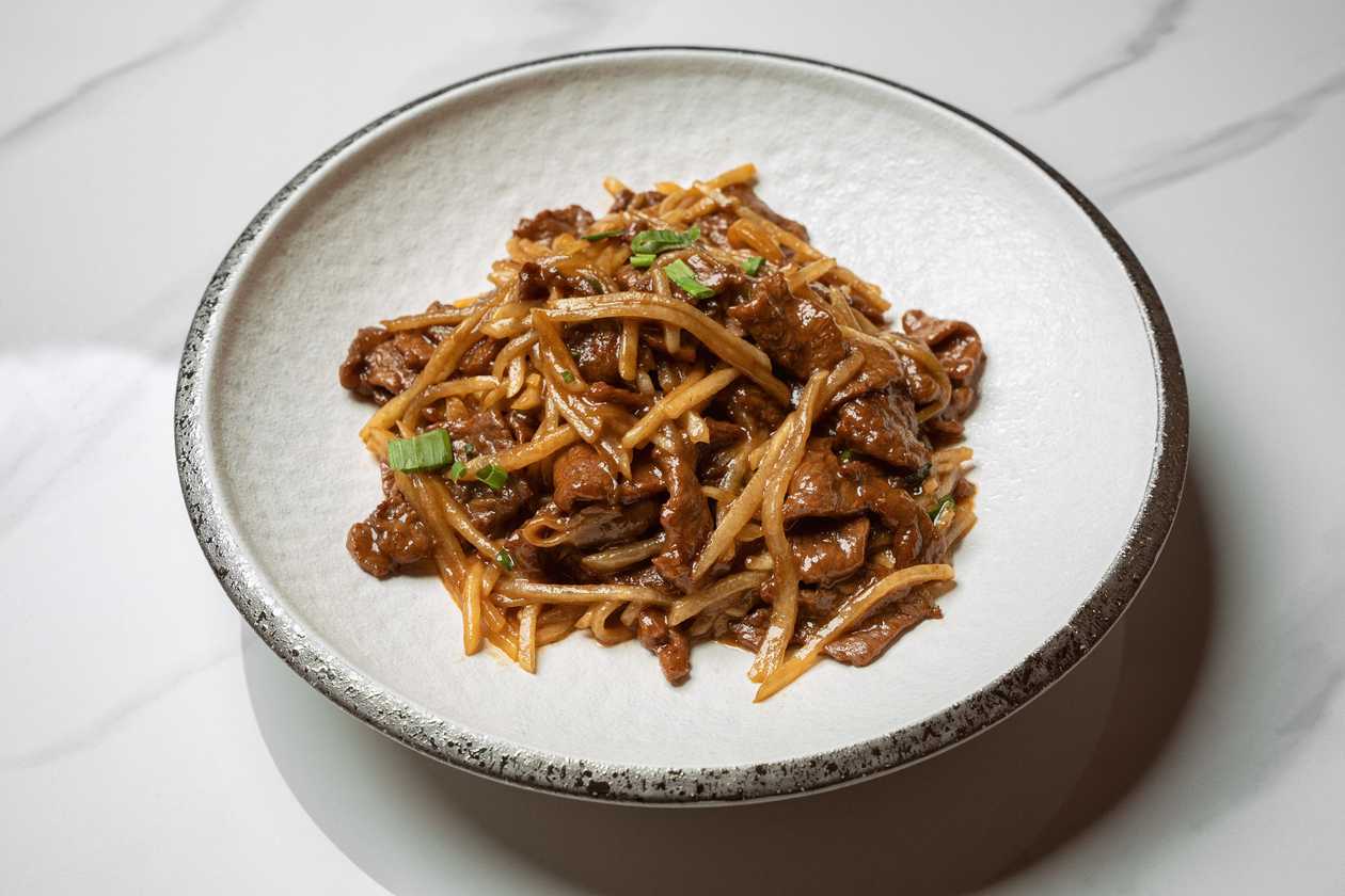 Vaca salteada com tiras de rabanetes