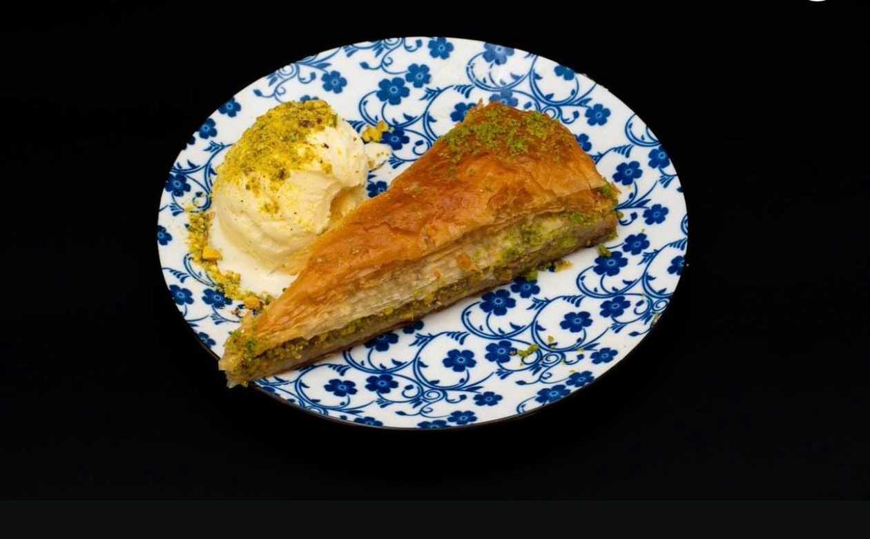 Baklava Triunghi cu Fistic și Înghețată
