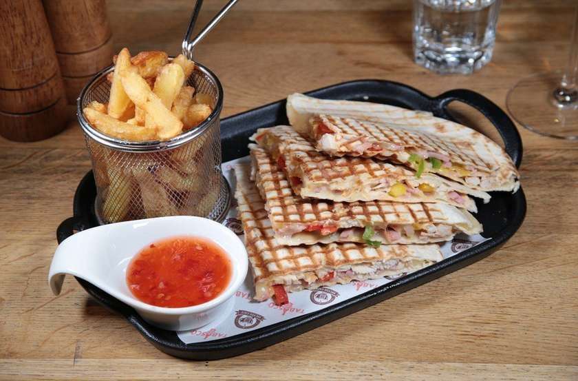 Quesadilla de pui (mediu-picant)