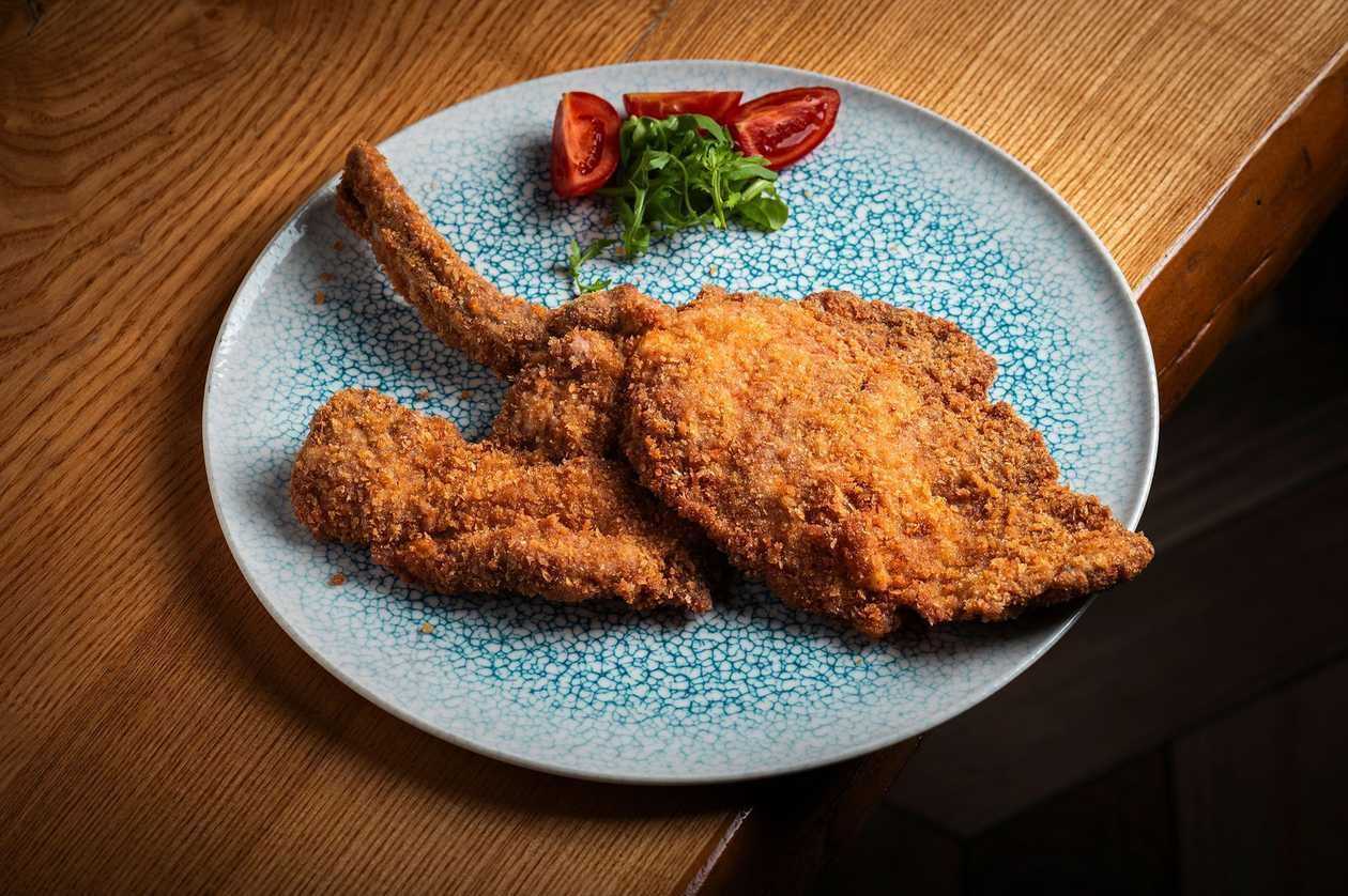 Snitel din cotlet de porc tomahawk cu branza de burduf, piure de cartofi, ou ochi si salata de varza