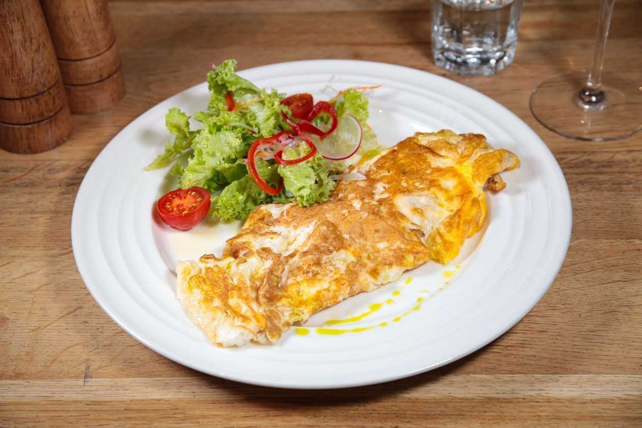 Omletă cu 3 ingrediente la alegere