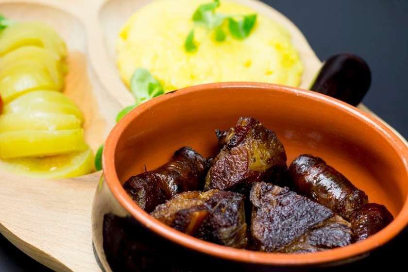Carne si carnati la garnita cu mamaliga si hrean