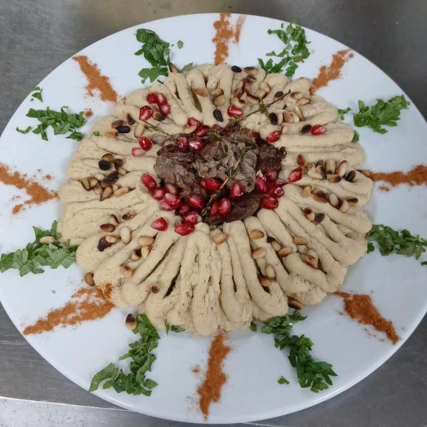 Humus cu bucati de vita si rodie