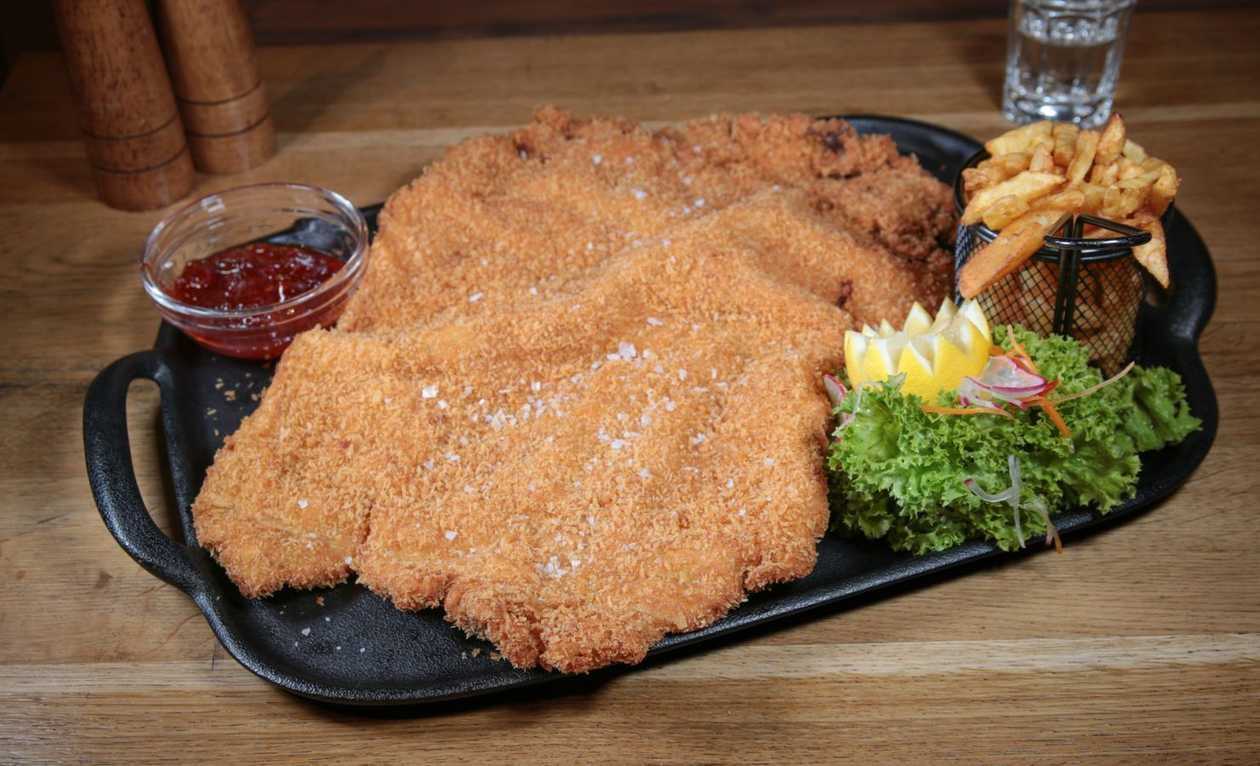 Snitel de vita GIGANT cu dulceata de ardei iute si cartofi prajiti cu parmezan si usturoi+Coca Cola
