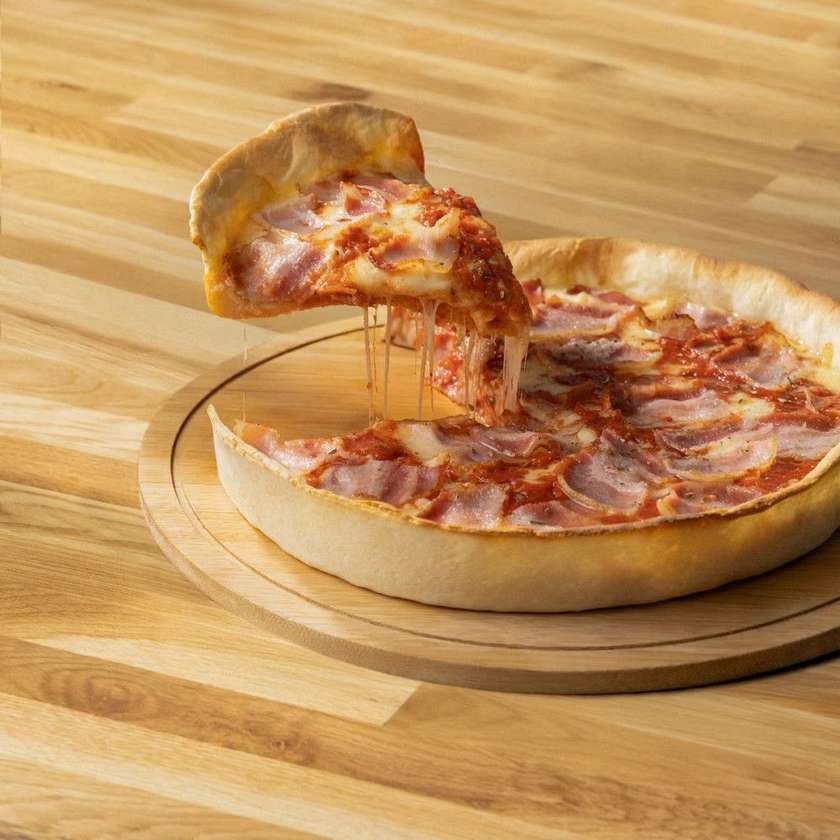 Small pizza with bacon