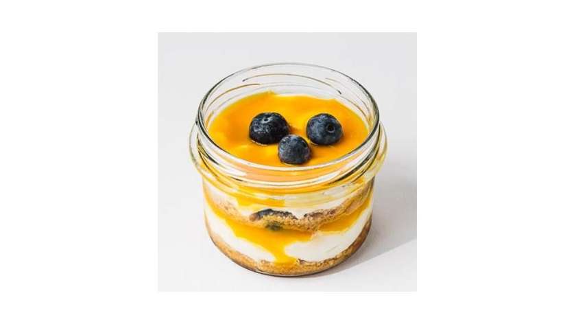 Mango trifle with cheese foam and berries